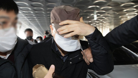 한국토지주택공사(LH) 현직 직원 A씨가 지난 19일 오전 LH 직원들의 경기 광명·시흥 신도시 투기 의혹 관련 조사를 받기 위해 경기도 수원시 장안구 경기남부경찰청으로 들어가고 있다. <연합뉴스>